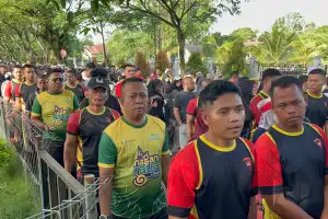 Semarak HUT ke-24 Nagan Raya, Personel Brimob Batalyon C Pelopor Meriahkan Jalan Santai Bersama Masyarakat