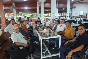 Danyon C Pelopor Ngopi Bareng PWI Nagan Raya, Ajak Wartawan Hadirkan Jurnalisme Menyejukkan