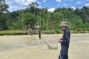 Brimob Polda Aceh Batalyon C Pelopor Pasang Sling Jembatan Penghubung di Desa Sikundo, Permudah Akses Pelajar dan Warga