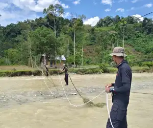 Brimob Polda Aceh Batalyon C Pelopor Pasang Sling Jembatan Penghubung di Desa Sikundo, Permudah Akses Pelajar dan Warga