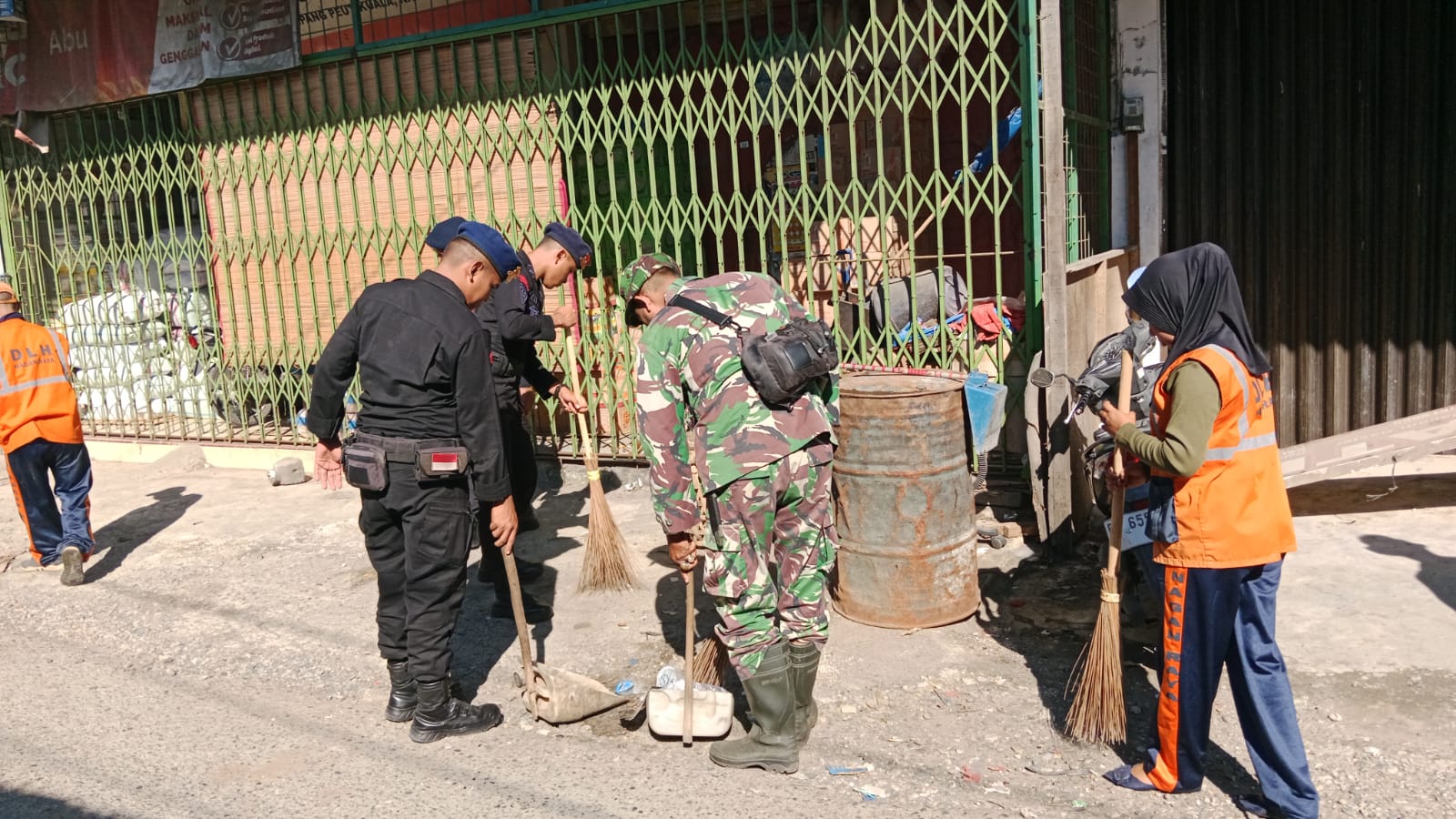Tingkatkan Sinergitas, Brimob Dan TNI Gelar Bhakti Sosial