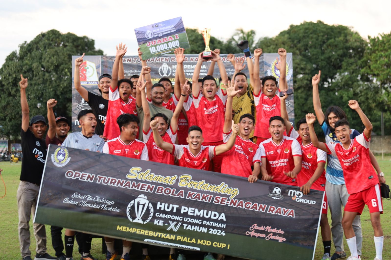 FOTO - Direktur Utama MJD Group Pada Penutupan Turnamen Bola Kaki Nagan Raya
