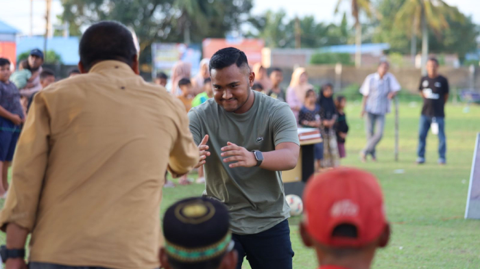 FOTO - Direktur Utama MJD Group Pada Penutupan Turnamen Bola Kaki Nagan Raya