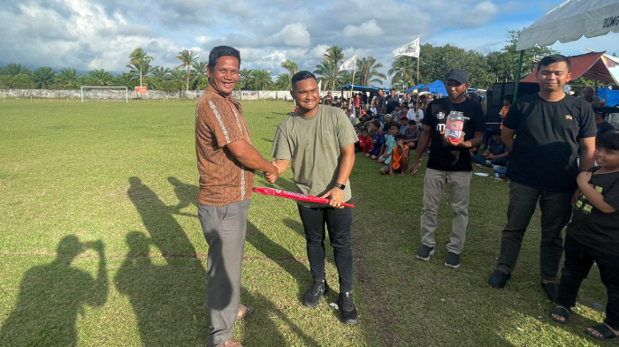 FOTO - Direktur Utama MJD Group Pada Penutupan Turnamen Bola Kaki Nagan Raya