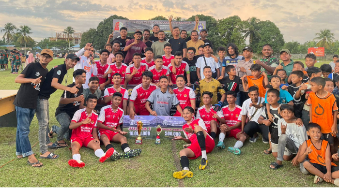 FOTO - Direktur Utama MJD Group Pada Penutupan Turnamen Bola Kaki Nagan Raya