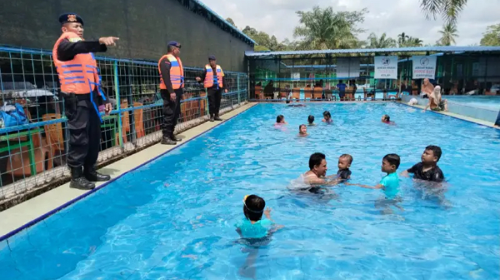 Sambut Akhir Pekan, Brimob Laksanakan Patroli Ke Objek Wisata