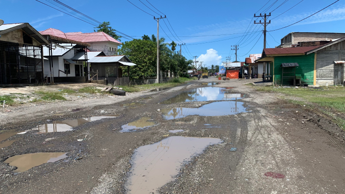 Kerap Memamakan Korban, Warga Minta Jalan Akses Menuju Bandara Cut Nyak Dhin Segera Diperbaiki