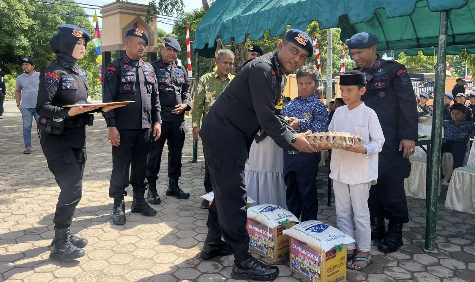 Anak Yatim Durong Terima Bantuan Sembako Dari Brimob Polda Aceh