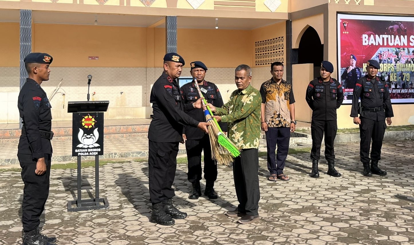 Sambut HUT Ke 79, Brimob Gelar Bakti Sosial Bersihkan Masjid