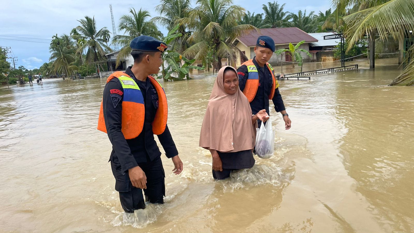 Aksi Sigap Brimob Aceh Tangani Banjir Di Nagan Raya