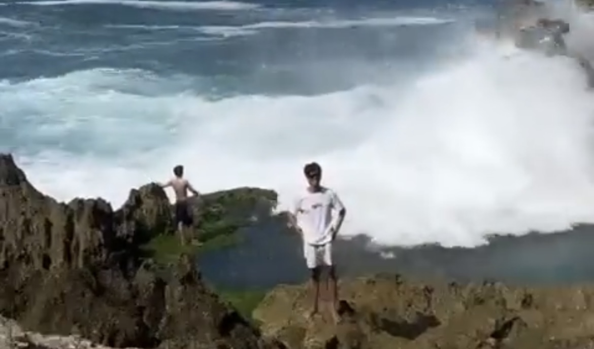 Terhempas Ombak, Warga Medan Hilang Di Pantai Kedung Tumpang