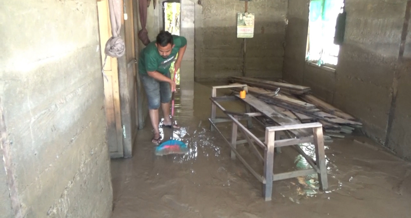 Genangan Air di Kecamatan Tripa Makmur Berangsur Surut, Warga Mulai Bersihkan Sisa-Sisa Banjir