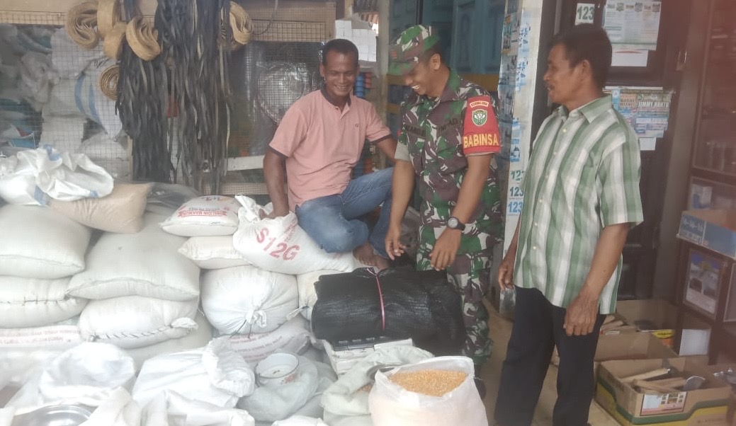 Sambangi Kios Pertanian, Babinsa Panga Cek Persediaan Pupuk Pertanian