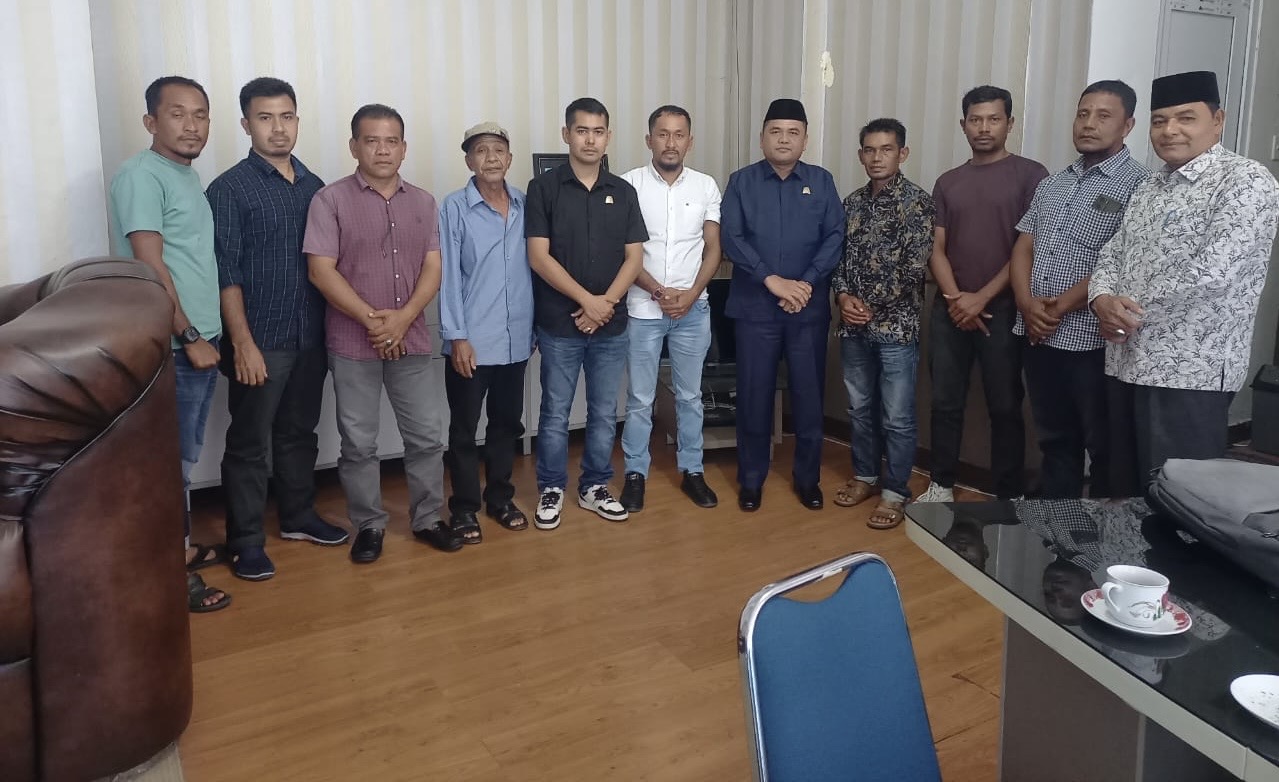 Pembangunan Jalan Diduga Tidak Sesuai Papan Informasi, Masyarakat Datangi DPRK