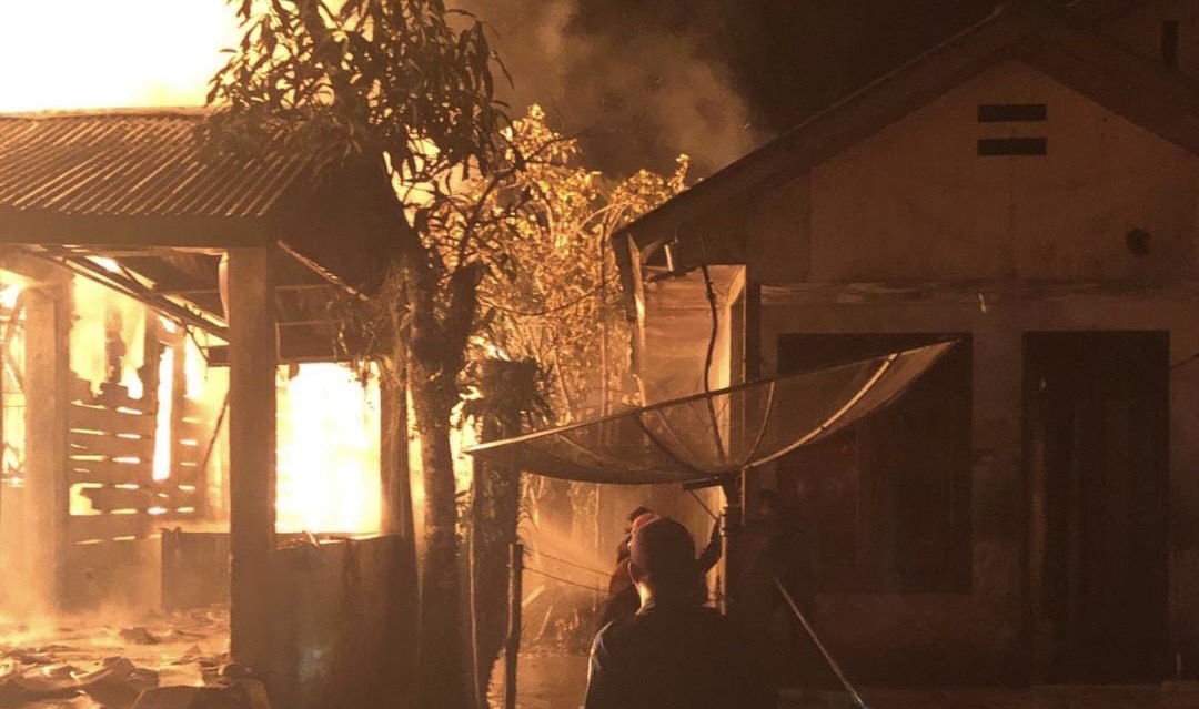 BPBD Aceh Singkil Kerahkan Dua Unit Mobil Pemadam Atasi Kebakaran di Desa Suka Makmur