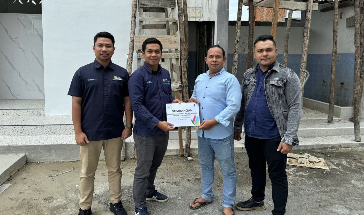PLN UP Nagan Raya Perbaiki Tempat Wudhu di Mushalla Al-Hasanah Lapang