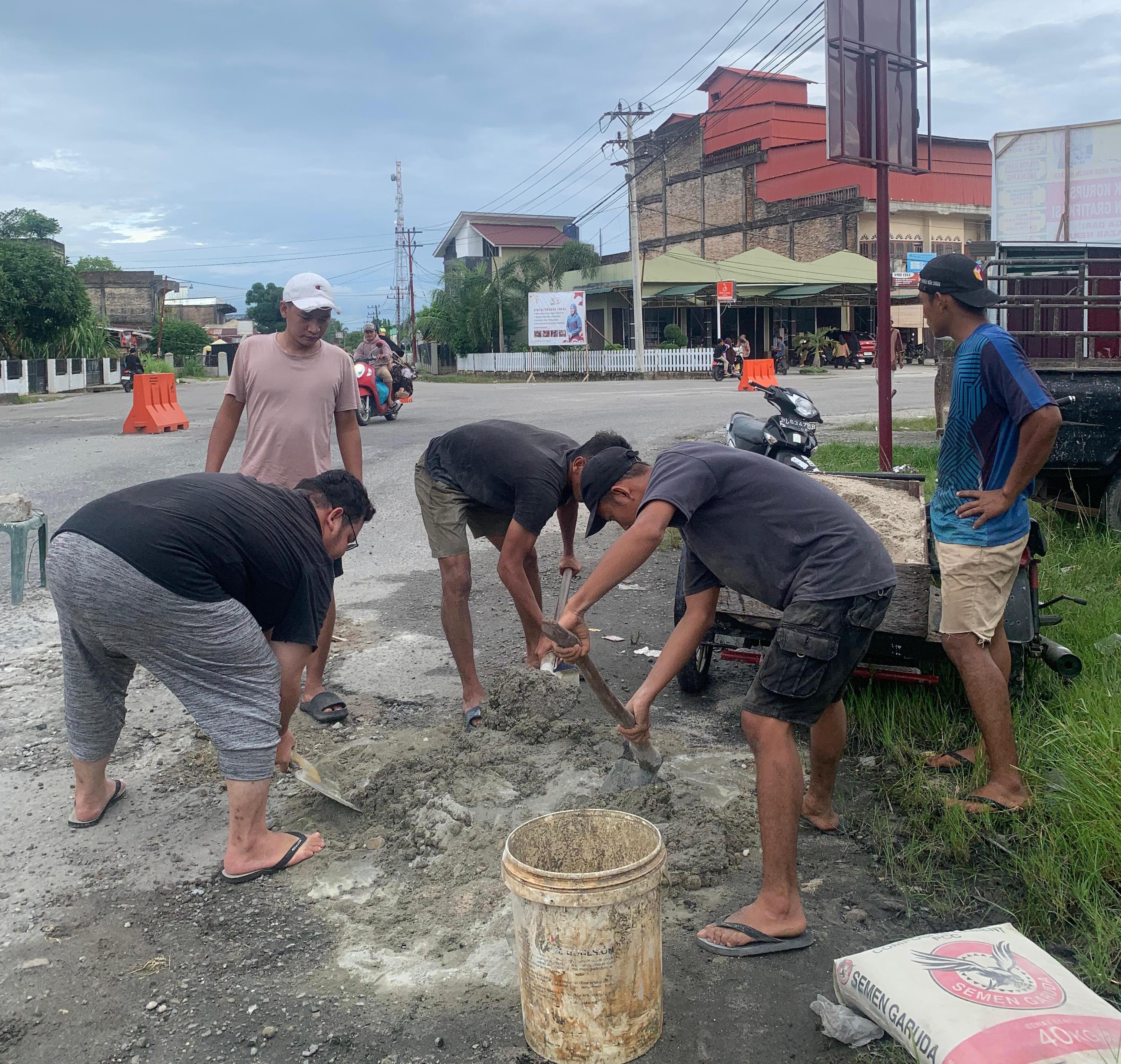 Pemuda Desa Pulo Sarok Inisiatif Perbaiki Jalan, Harap Perhatian Pemerintah Lebih Besar