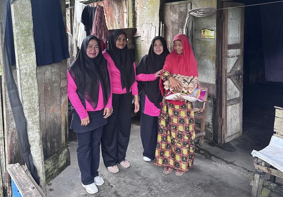 Ketua Bhayangkari Brimob Batalyon C Pelopor Berikan Bantuan Untuk Masyarakat