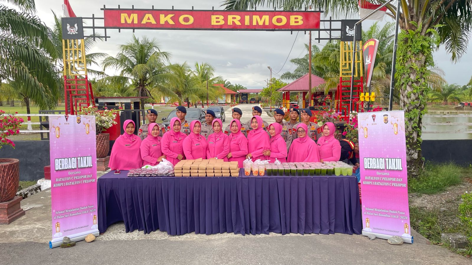 Brimob Batalyon C Pelopor Bagi Takjil Kepada Pengguna Jalan