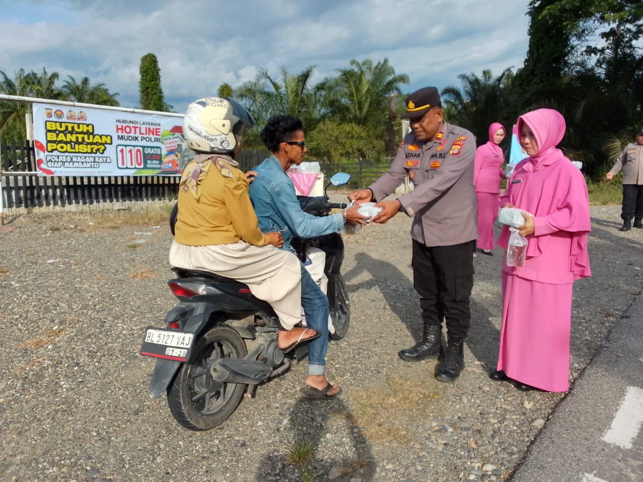 Polsek Tadu Raya Bagikan Ratusan Takjil kepada Pengguna Jalan