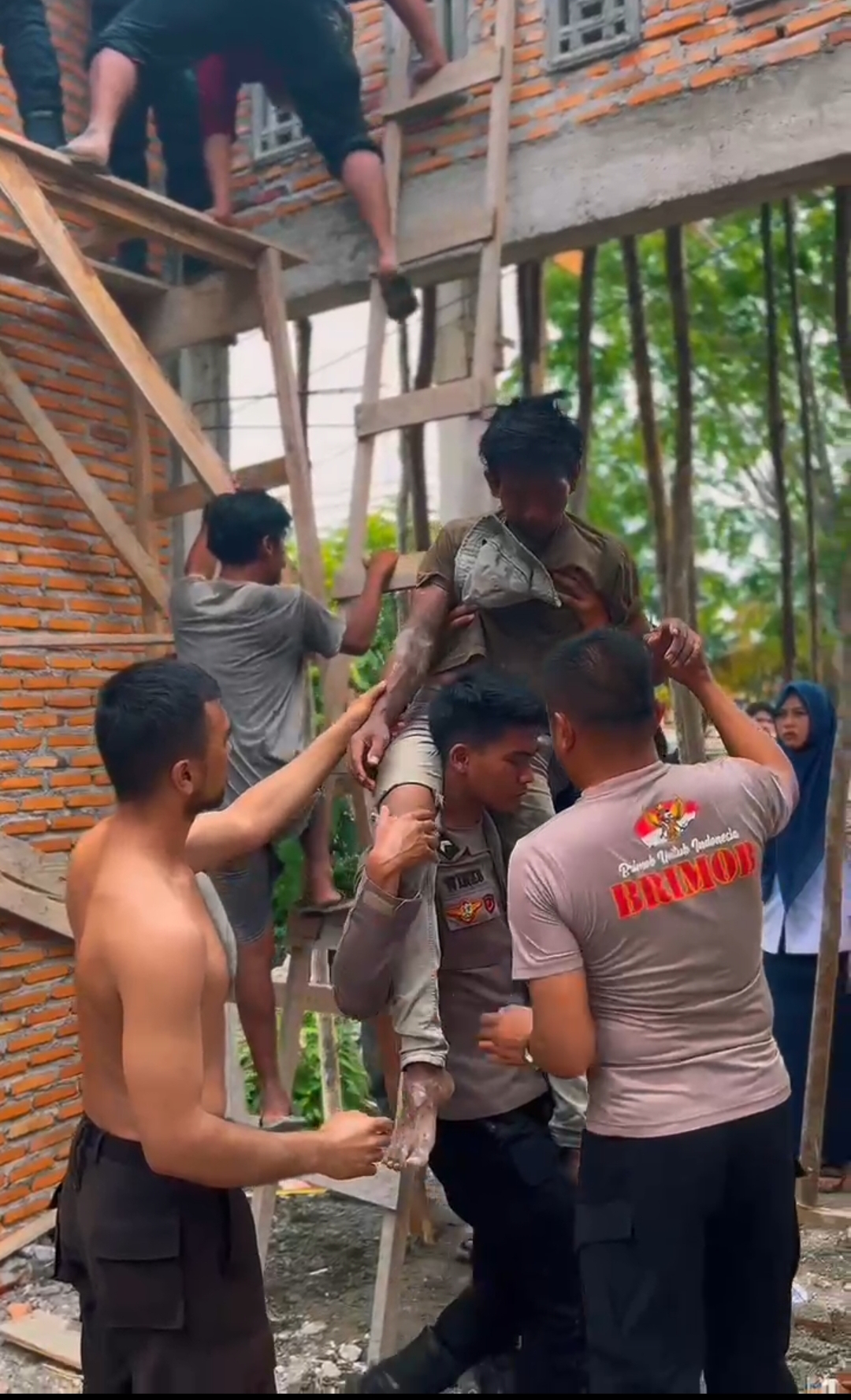 Respon Cepat Brimob Aceh Bantu Warga Tersengat Listrik Di Nagan Raya