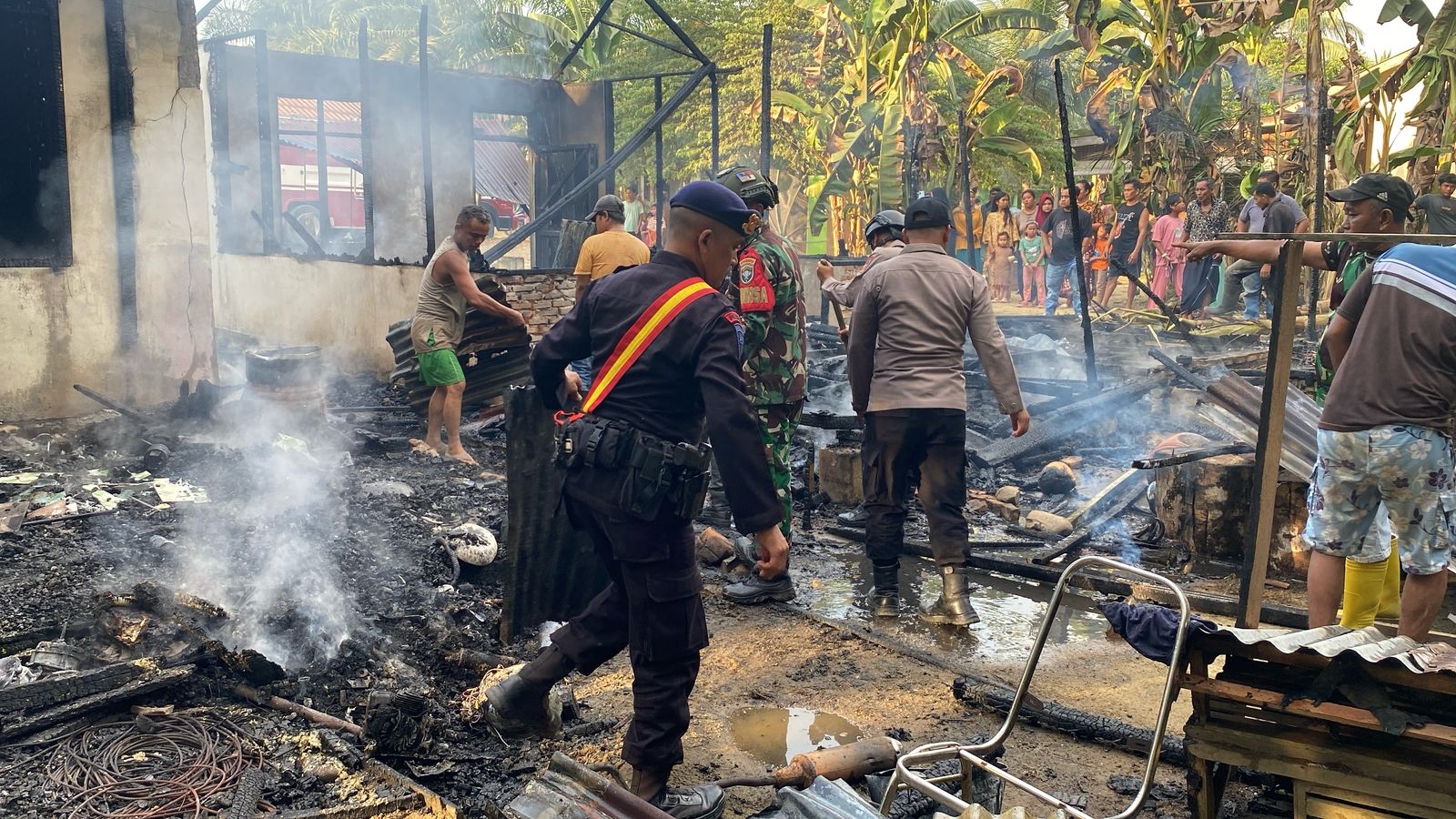 Personel Brimob Laksanakan Quick Respon Pemadaman Kebakaran Di Subulussalam