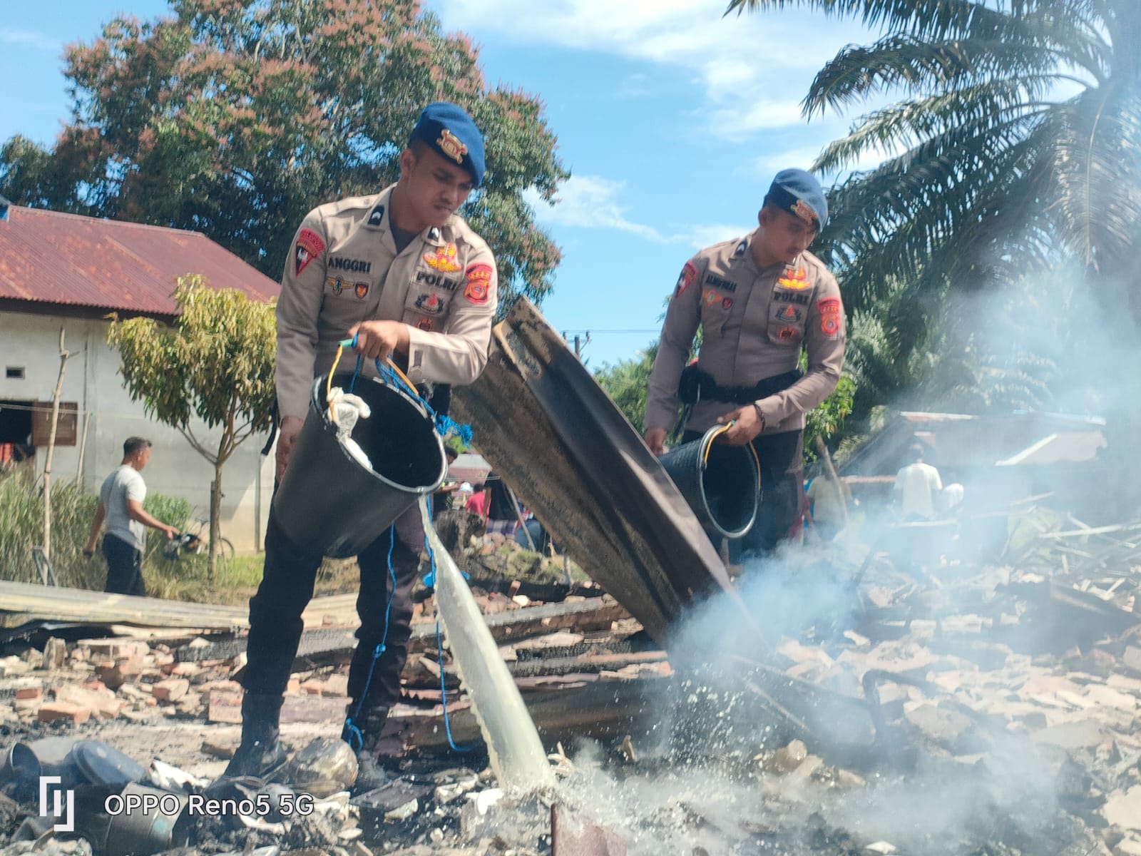 Quick Respon, Personel Brimob Kompi 1 Batalyon C Pelopor Bersama Warga Padamkan Kebakaran