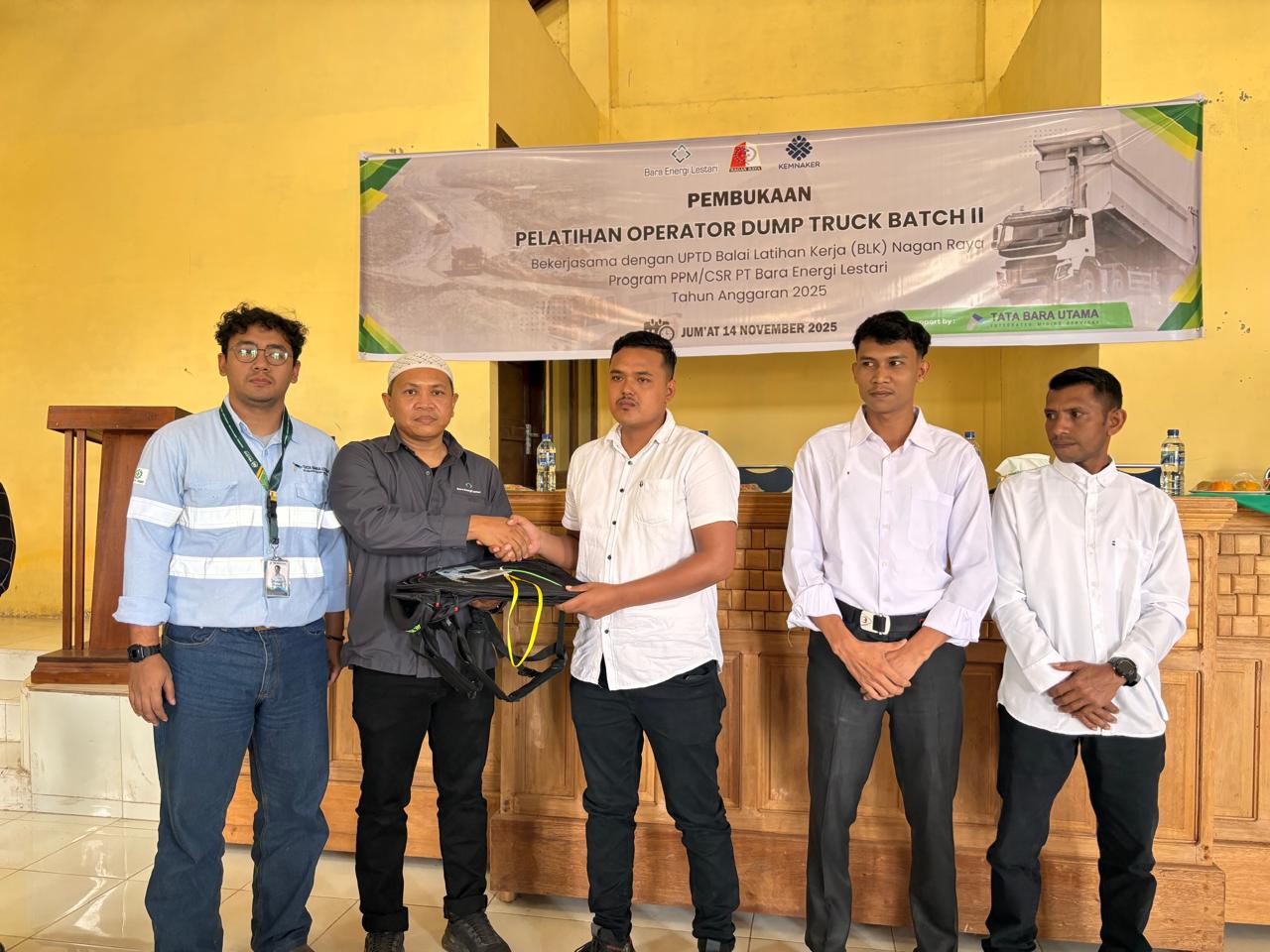 Disnakertrans Nagan Raya Apresiasi PT BEL Latih Pemuda Kemudi Dump Truck