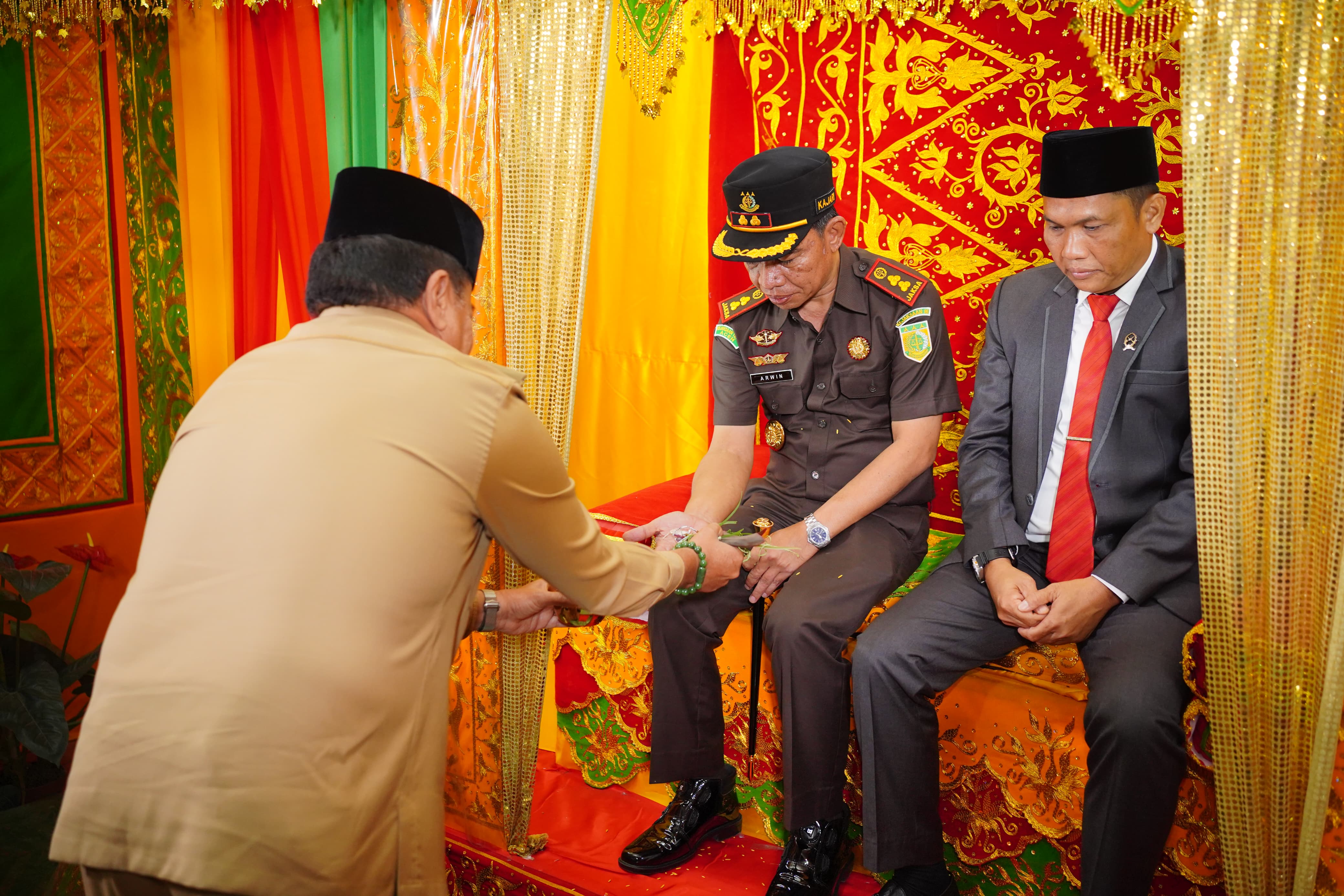 Bupati Nagan Raya Sambut Kajari dan Ketua PN Baru dengan Prosesi Adat Peusijuek