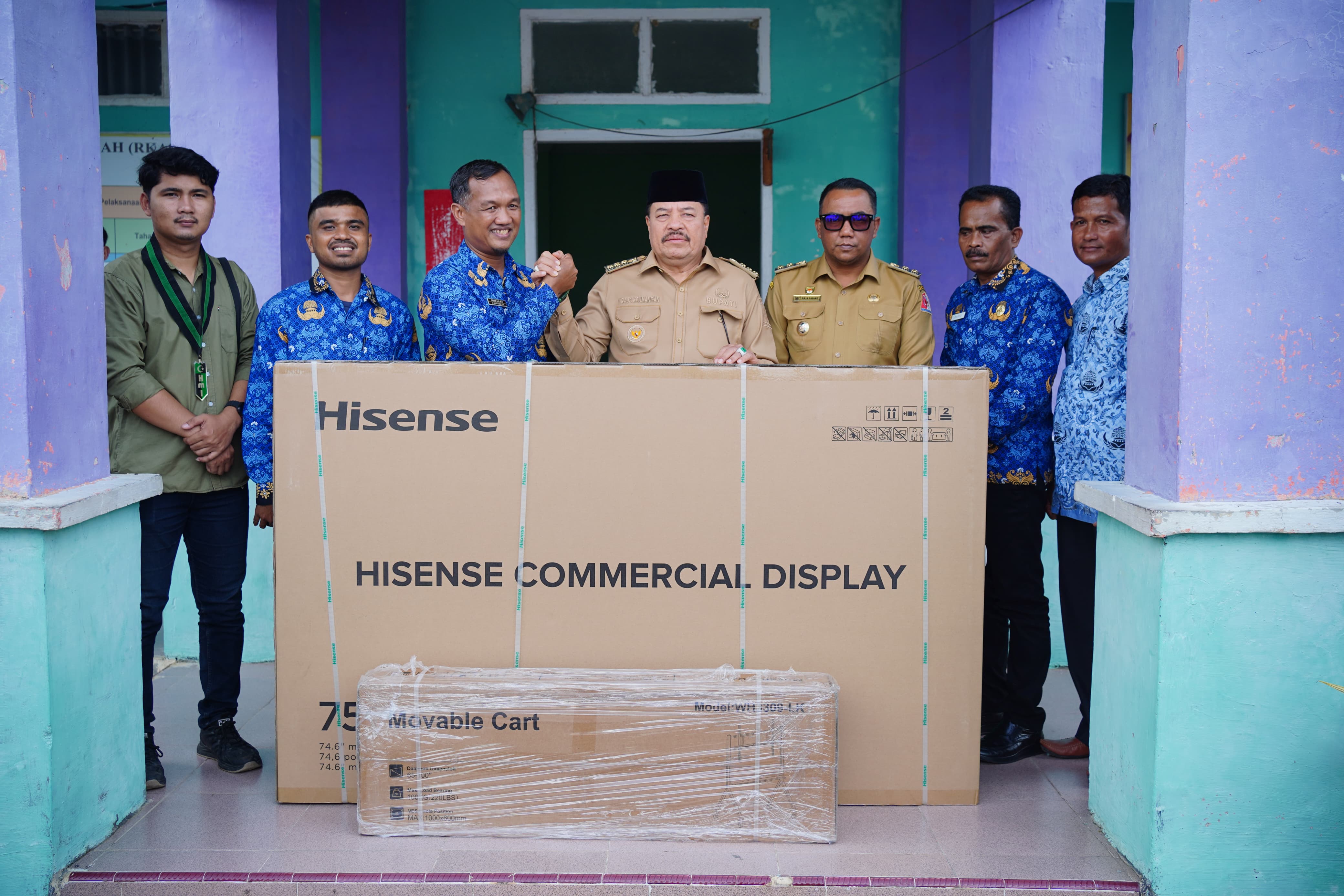 Perkuat Literasi Digital, Bupati TRK Serahkan Smart TV ke SMPN 1 Seunagan