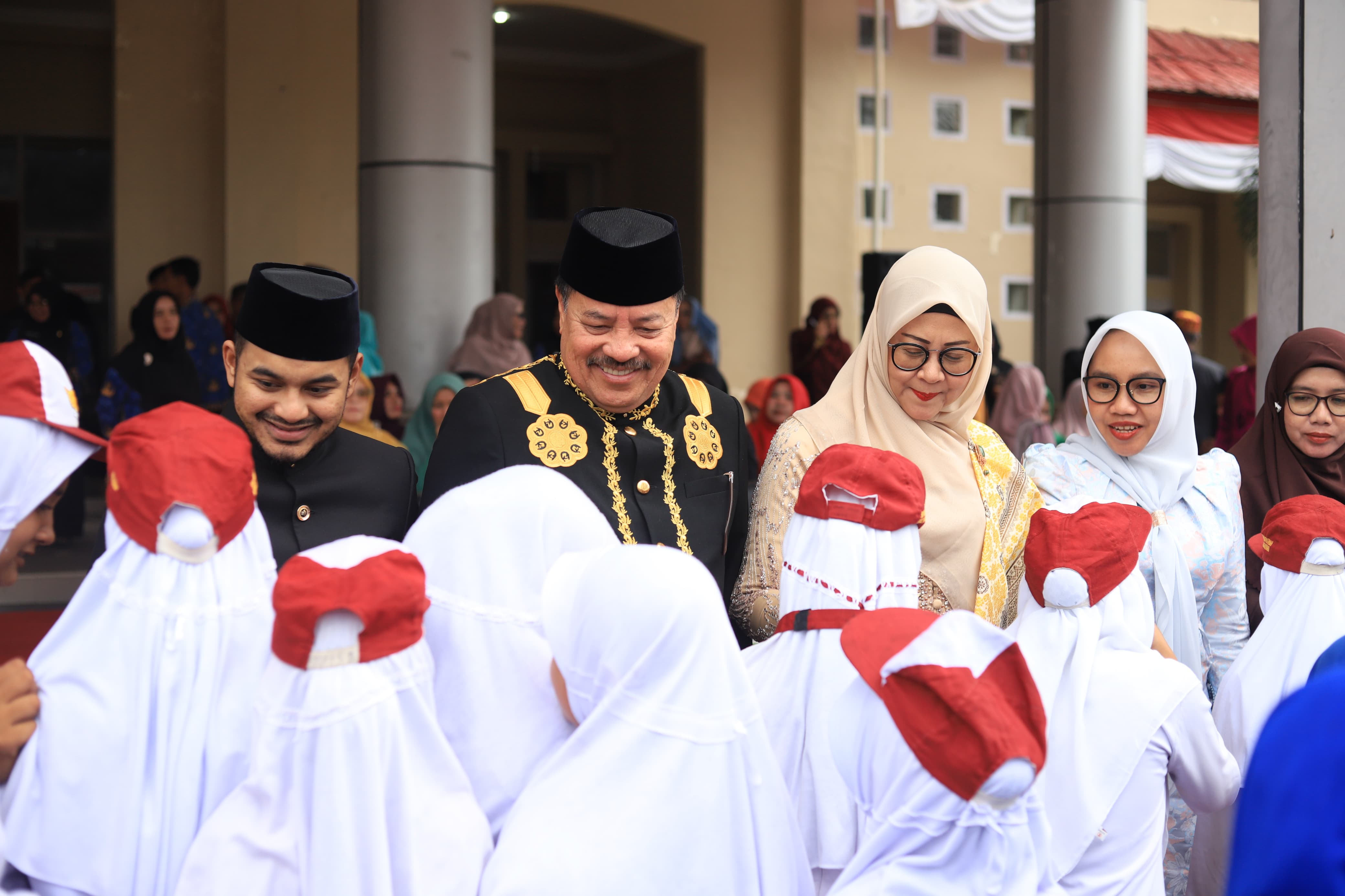 Upacara HGN 2025 Meriah, Bupati TRK dan Kepala Sekolah Kompak Kenakan Pakaian Adat