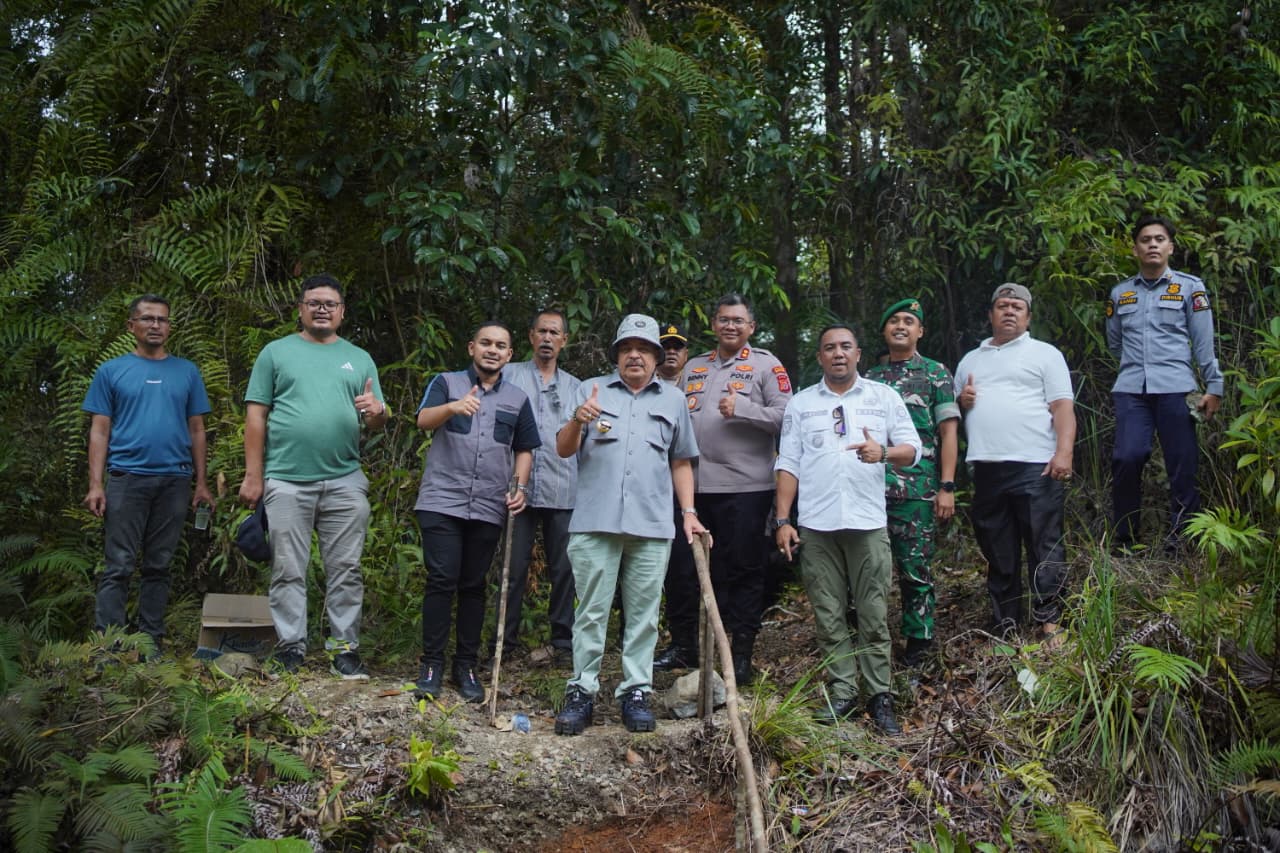 Bupati Nagan Raya Tinjau Penemuan Batu Giok Raksasa di Beutong