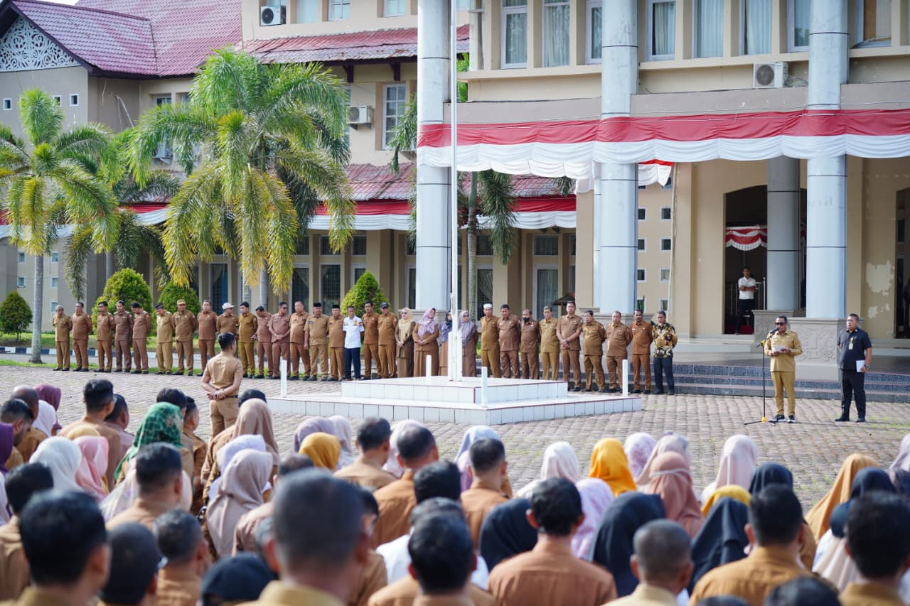 Wabup Nagan Raya Pimpin Apel Gabungan Pelepasan Purnatugas Sekda
