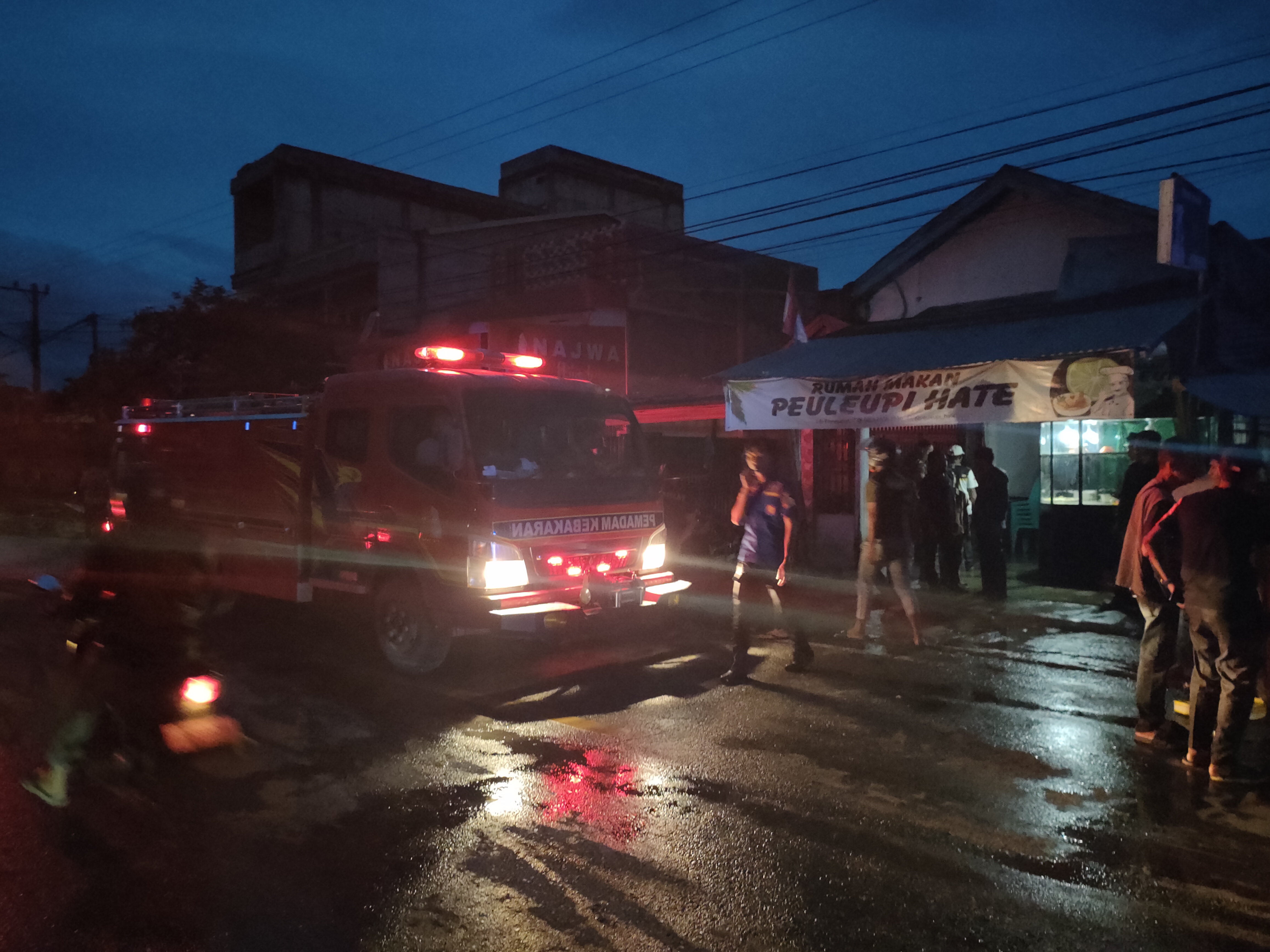 Breaking news, Dapur Rumah Makan di Jeuram Terbakar, Istri dan Anak Alami Luka Ringan